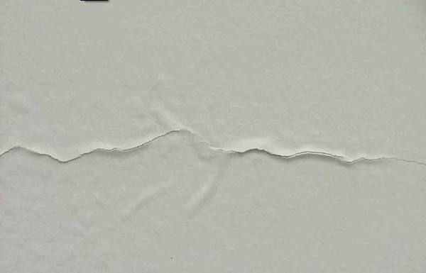 墙面裂缝是什么原因？（新房装修后墙面为什么有裂缝？）(图4)