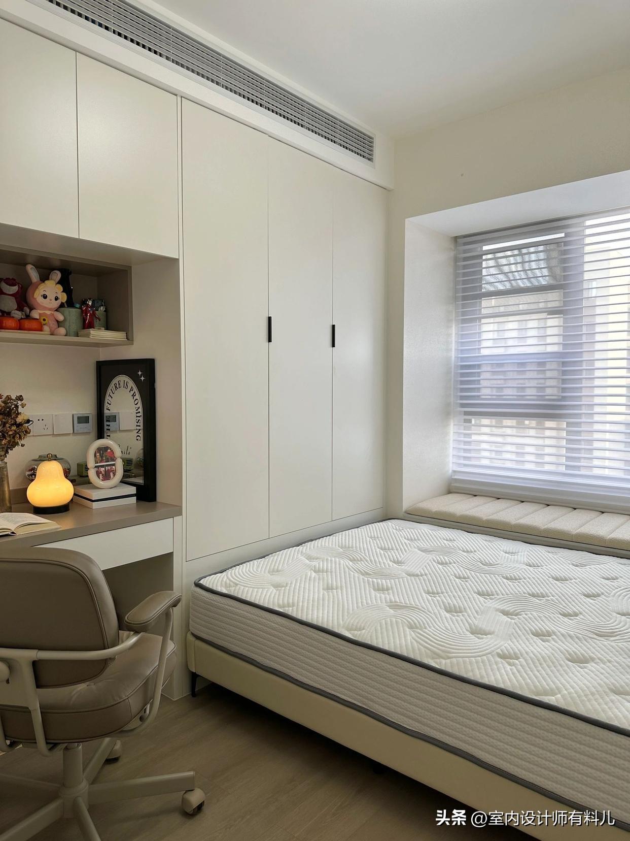 小房间的装修设计卧室（小卧室怎么设计才能充分利用空间？）(图6)