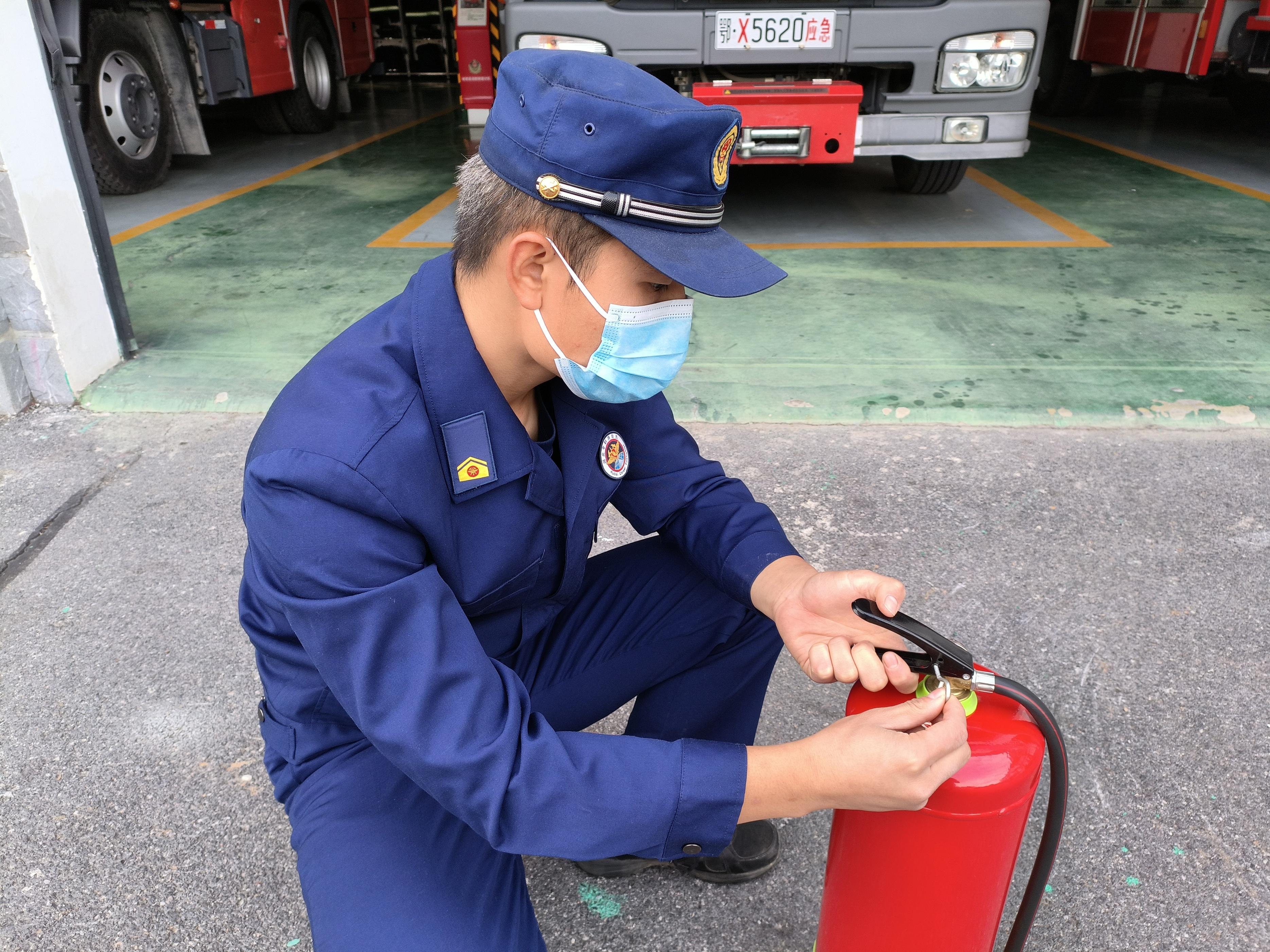 灭火器使用四步法，教你应急火灾情况(手把手教你正确使用灭火器)(图1)