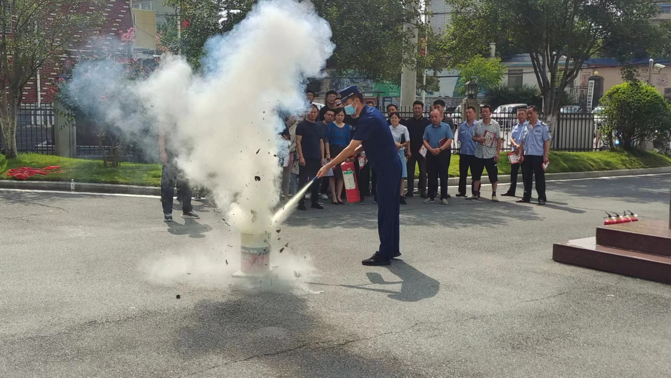 灭火器使用四步法，教你应急火灾情况(手把手教你正确使用灭火器)(图3)