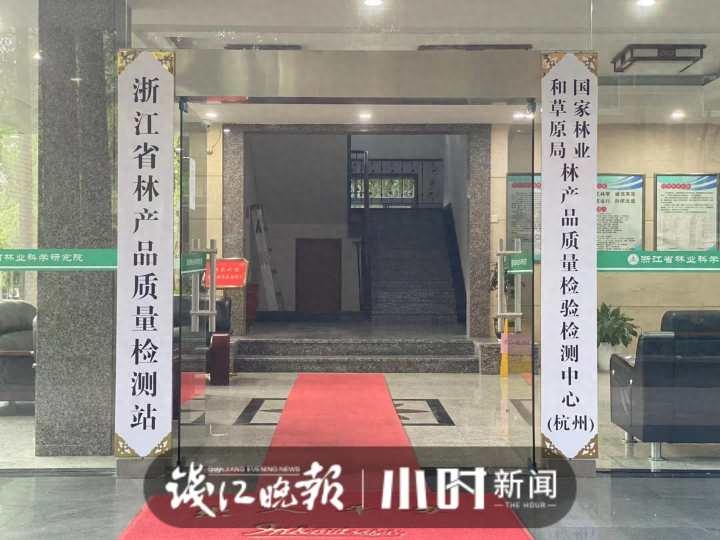 实木家具地板有甲醛吗（实木木床气味很大是甲醛吗）(图1)